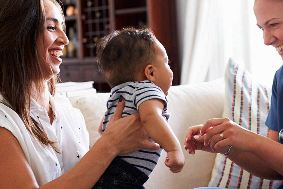 L'infirmière ausculte un bébé